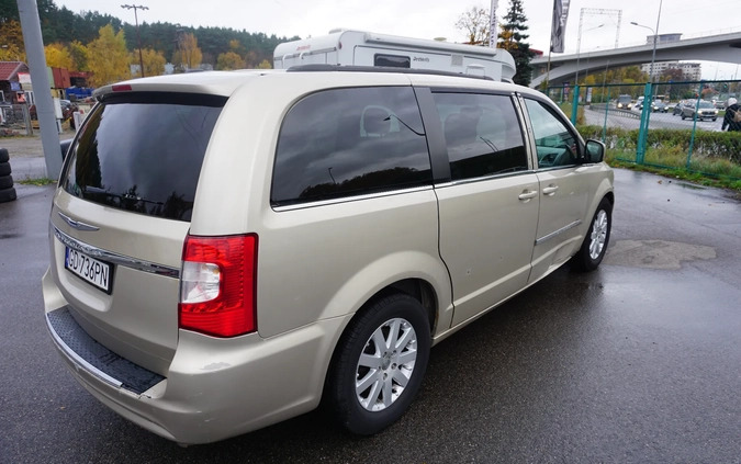 Chrysler Town &amp; Country cena 26990 przebieg: 247000, rok produkcji 2014 z Gdańsk małe 121